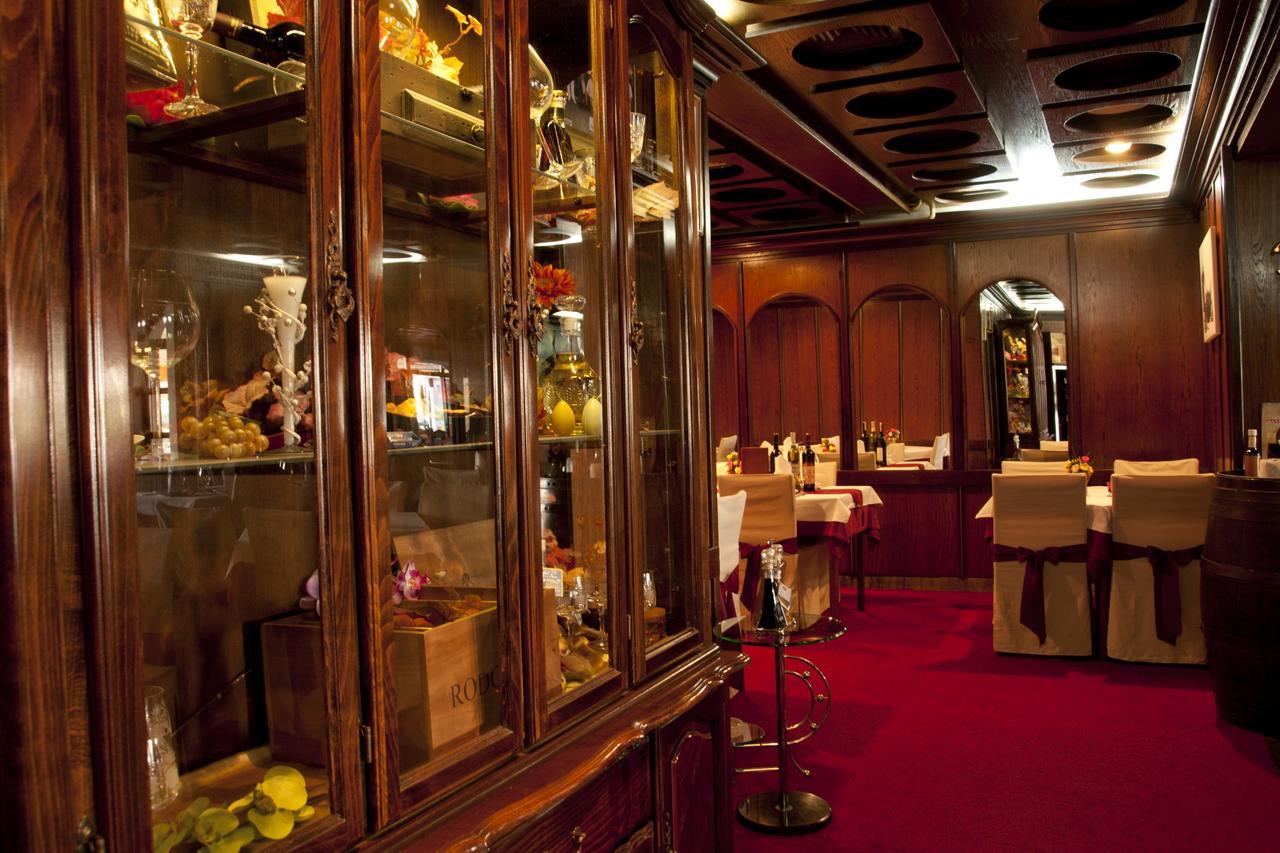Taxi Bar Motel 3*