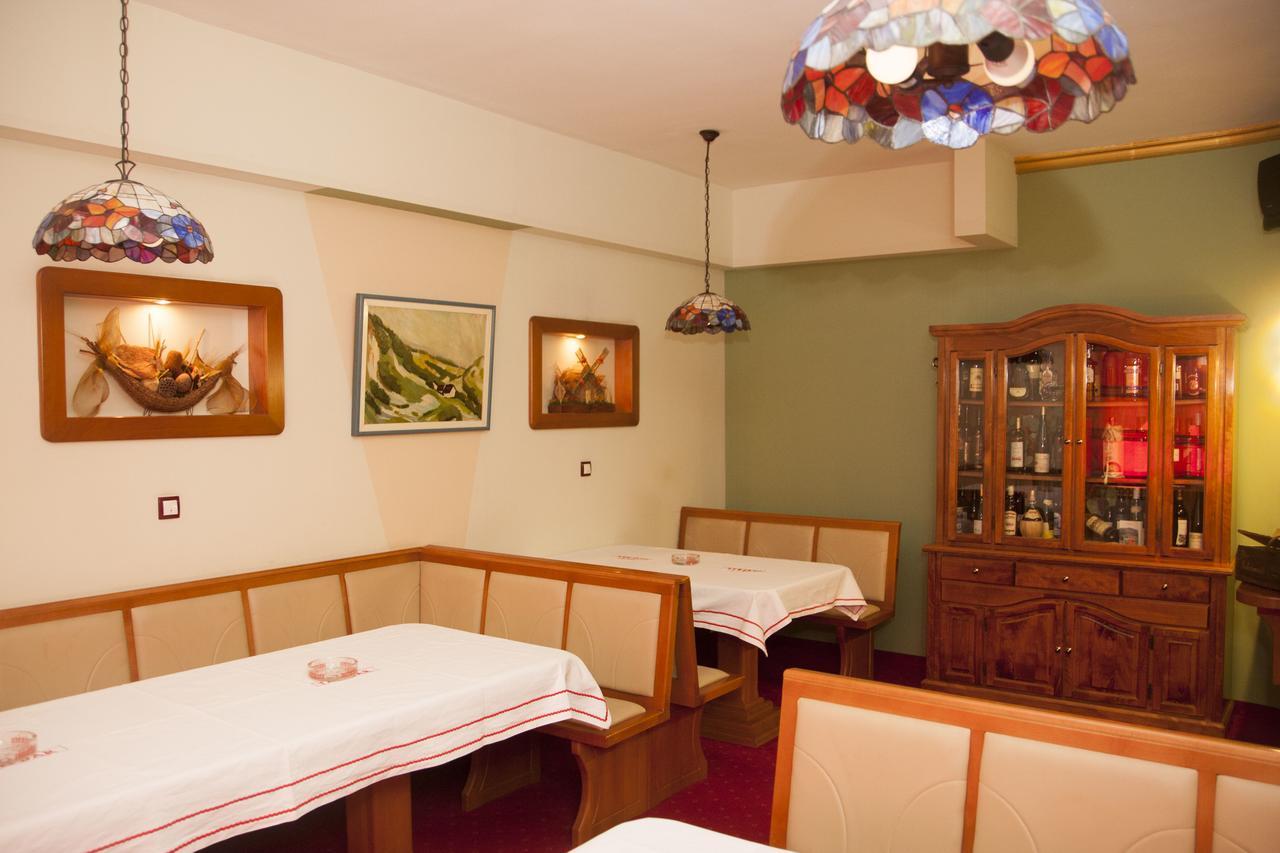 Motel Taxi Bar